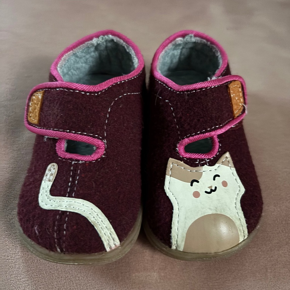 See Kai Run toddler shoes/slippers size 4